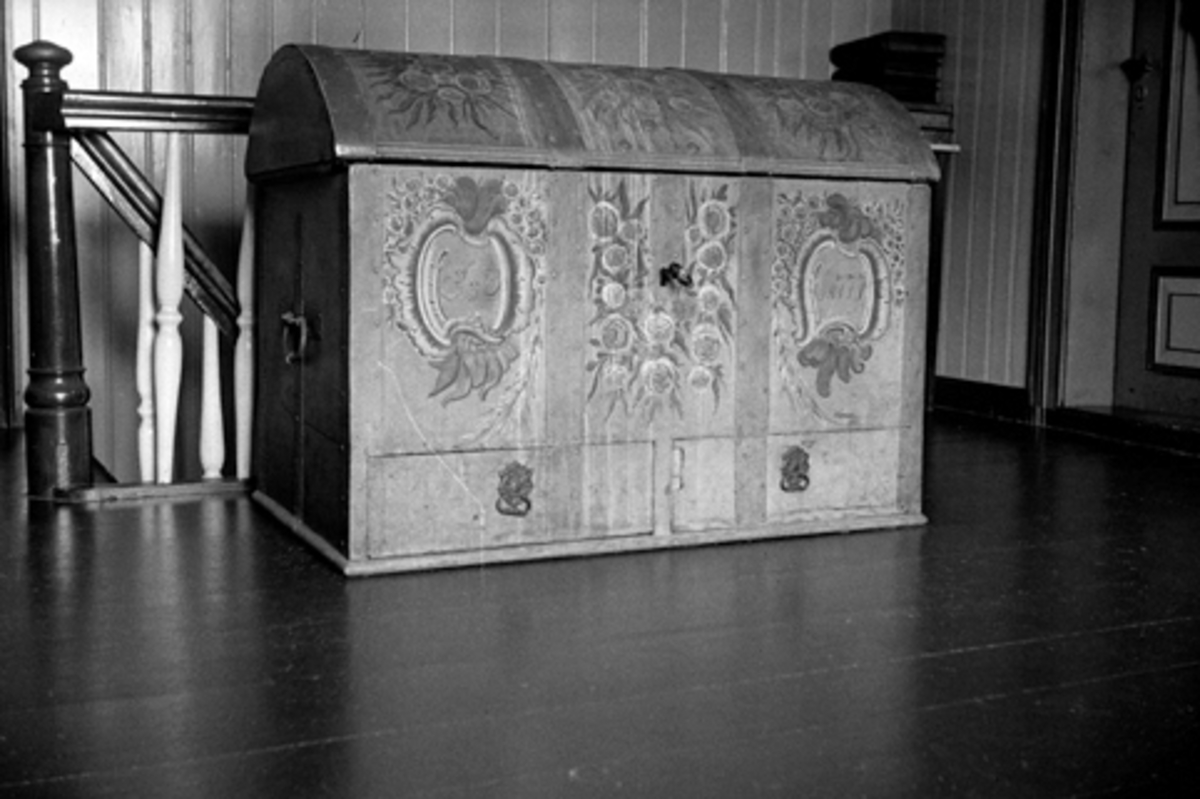 Toralv Bleken-Nilssen, OPSTAD. VANG, Hamar. KISTE. ELD 1777. FRA SKRÅSTAD.