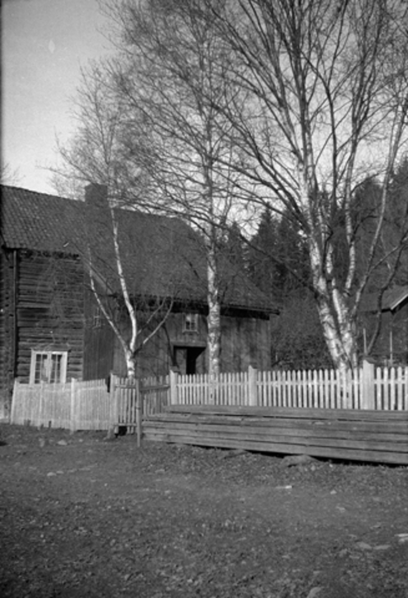 Toralv Bleken-Nilssen, STENSENG. RINGS. TØMMERHUS. Gjerde.