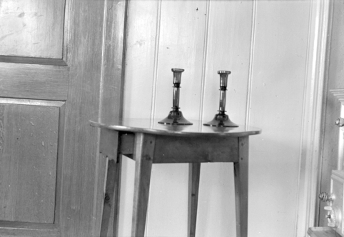 Toralv Bleken-Nilssen, HOVIN, NEDRE, NES, 2 GLASS lysestaker etter Ola Sullestad fra Toten. GJØVIK GLASSVERK, 85-1, TIDL. 592