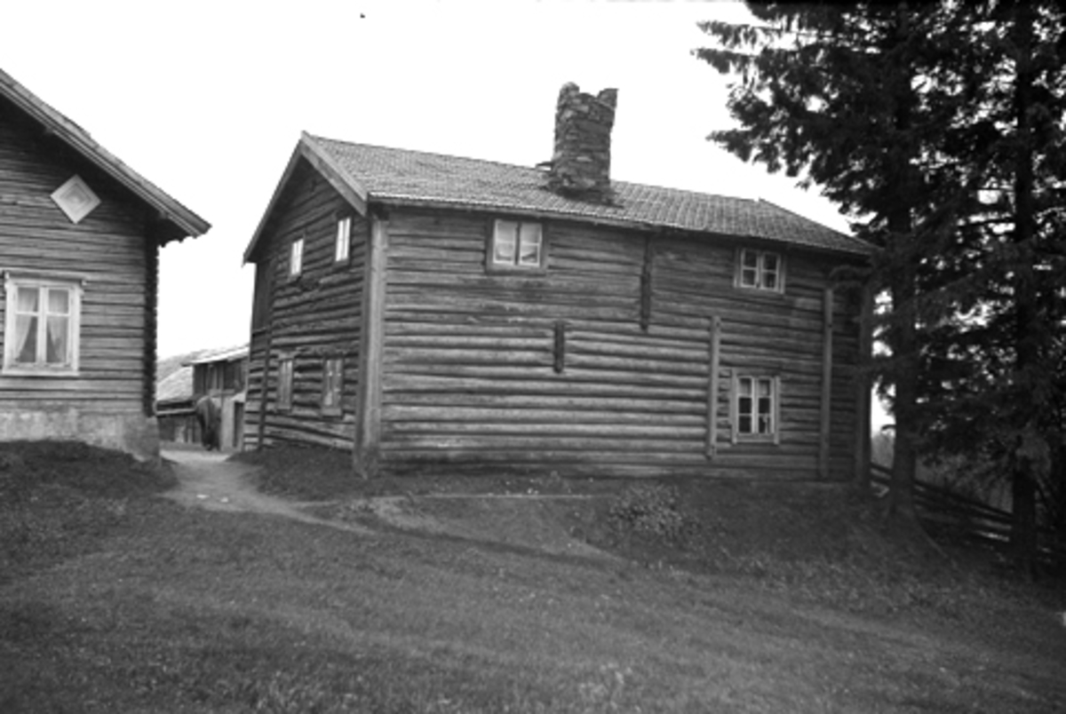 Toralv Bleken-Nilssen, Lillehovbygningen. Vallset i Stange. Flyttet til Hedmarksmuseet, gjenreist 1971. Nybygningen fra 1900 på oversiden. HOVEDBYGNING, HDH. 23. TIDL. 1076.