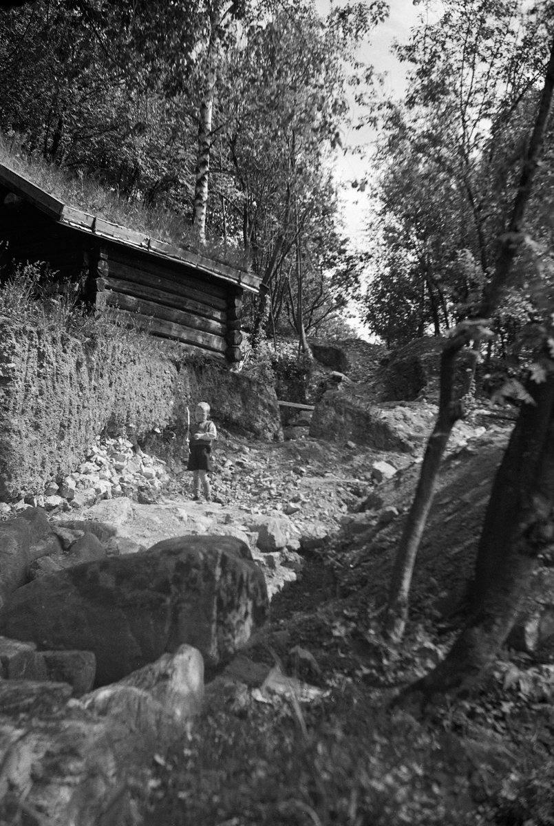 Anno Domkirkeodden, HH. DOMKIRKEODDEN, KIRKEGÅRDSMUR, ARKEOLOGI, HKR. 214 MOT VEST, TIDL. 1096. Kirkegårdsmuren graves fram i 1938. Den var skjult av enorme rasmasser.