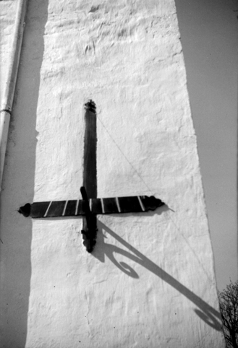 Toralv Bleken-Nilssen, LØTEN KIRKE, SOLUR, SØR-ØST HJØRNET AV KORET, TIDL. 3497.
