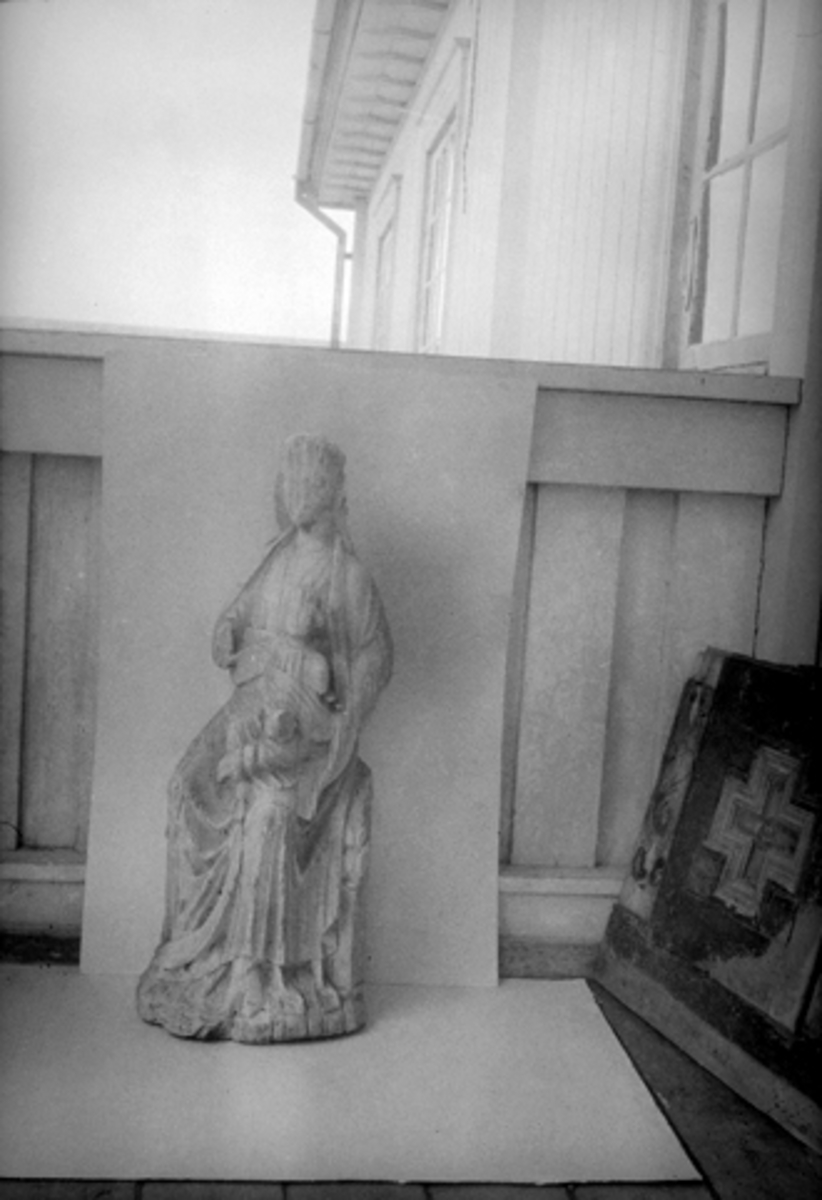 Anno Domkirkeodden, HUSEBYMADONNA, STANGE 77-1, MIDDELALDERSKULPTUR.