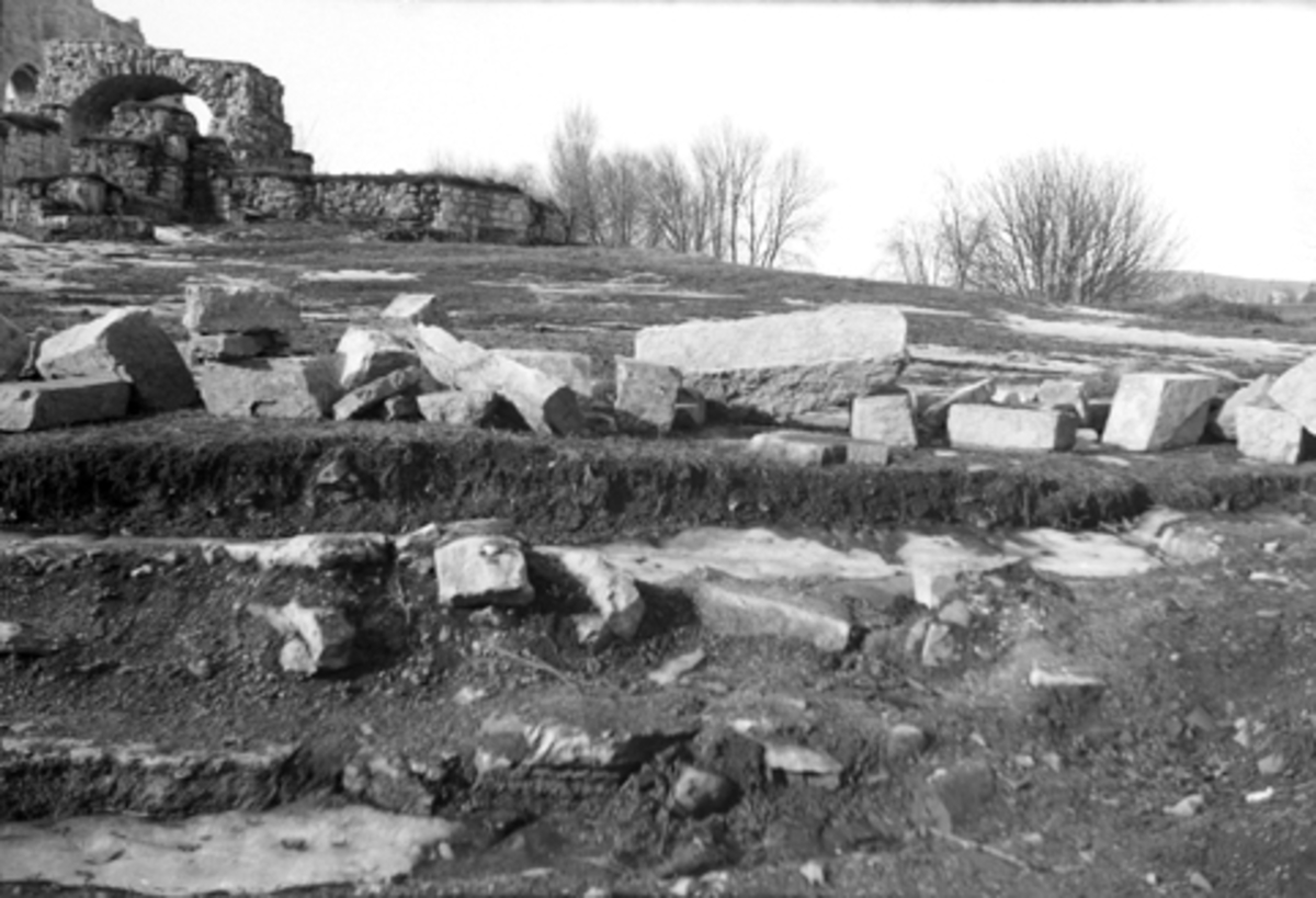 Toralv Bleken-Nilssen, HH. KIRKEGÅRDSMUR, UTGRAVING 1949, ØSTSIDE, DOMKIRKEODDEN, HKR. 214, ARKEOLOGI.