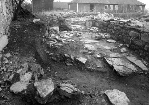 Anno Domkirkeodden, Arkeologiske undersøkelser i Hamar bispegård, Domkirkeodden, Hamar 1949. Kn, ruiner nord for tårnruinen K.