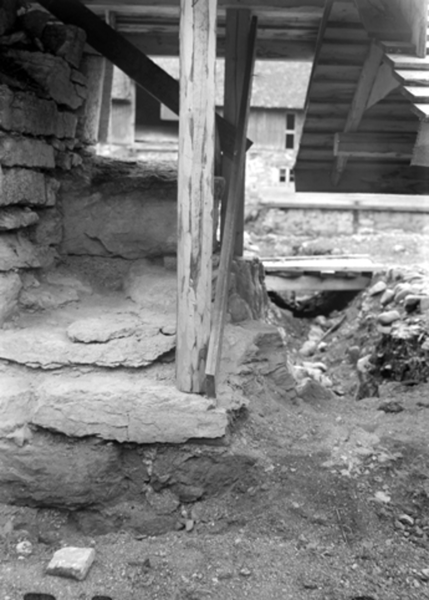 Normann Fotoatelier, Arkeologiske undersøkelser i Hamar bispegård, Domkirkeodden, Hamar 1951. Sydvegg i tårnruinen K.