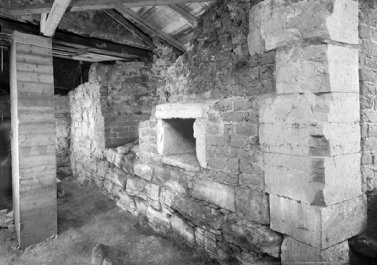 Normann Fotoatelier, HAMAR BISPEGÅRD, HAMARKAUPANGEN, BORGGÅRDEN, SYDFLØYEN, DOMKIRKEODDEN, STORHAMARLÅVEN UTGRAVING, ARKEOLOGI, FOTO 74, NORMANN 28. 10. 1951.