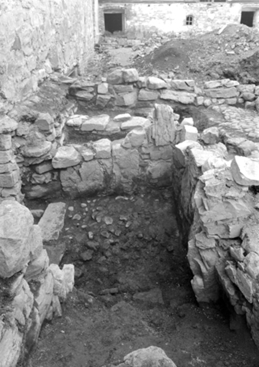 Anno Domkirkeodden, Arkeologiske undersøkelser i Hamar bispegård 1951/52. Kjellernedgangen i tverrbygningen i borggårdens sydvestre hjørne.