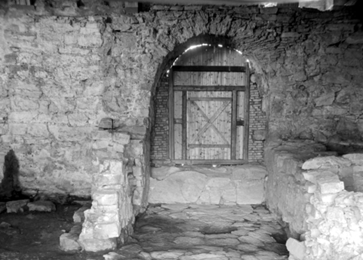 Anno Domkirkeodden, Arkeologiske undersøkelser i Hamar bispegård 1952. Porttårnet, portrommet.