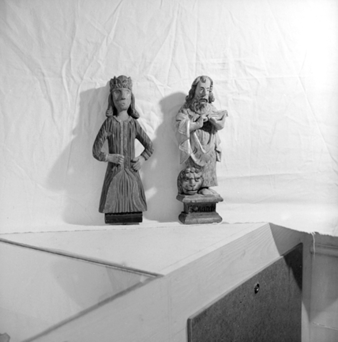 Anno Domkirkeodden, GJENST. FOTO, 2 FIGURER FRA TOMTER KIRKE I VALLSET. T. v. en Kristus-figur, kanskje fra ei minnetavle. Lysebrunt hår, krone i rødt, gull og blått. Kappe i blått med gullborder. Kjortel i høyrødt. Svart sokkel. Har holdt et kors i høyre hånd?