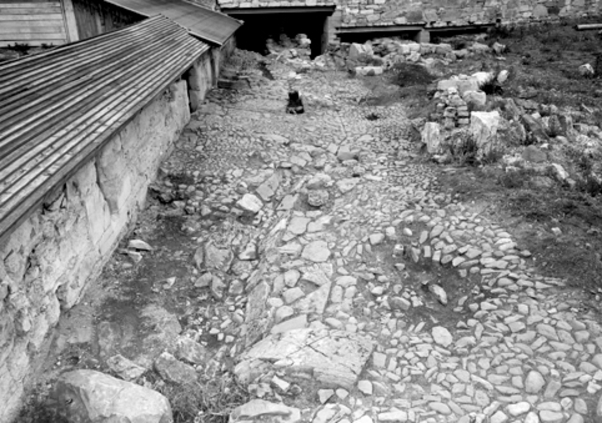 Anno Domkirkeodden, Arkeologiske undersøkelser i Hamar bispegård, Domkirkeodden, Hamar 1955. Oversikt over brolegningen i borggården langs med sydfløyen P.