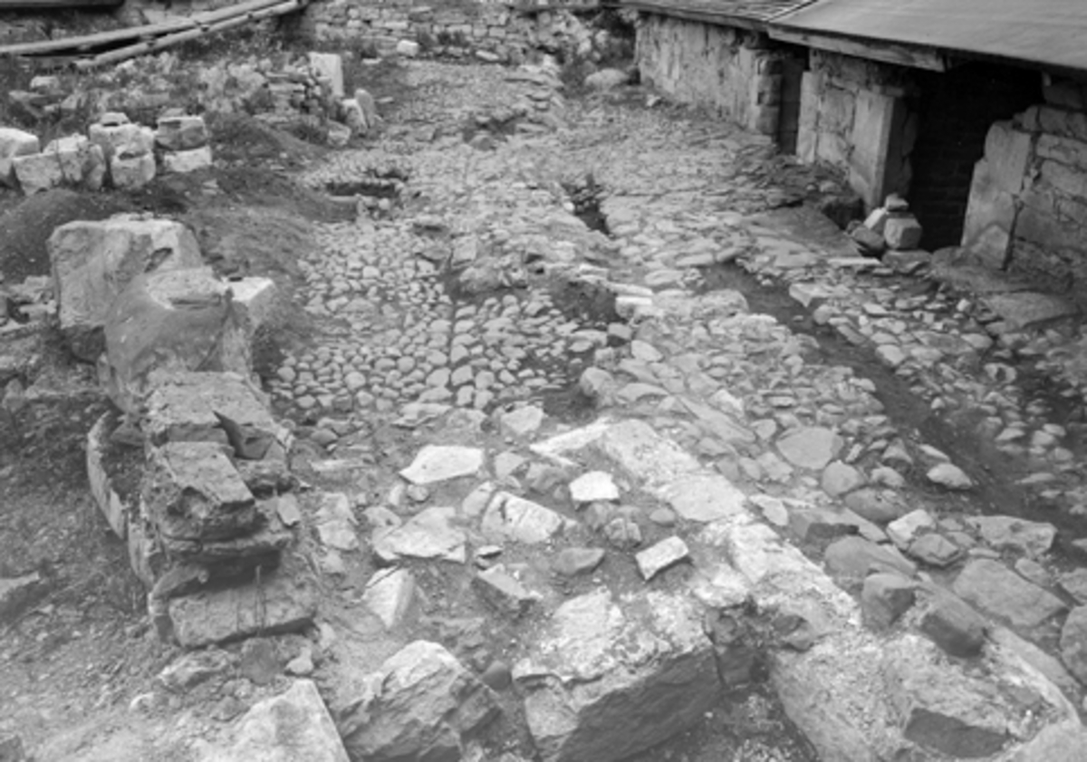 Anno Domkirkeodden, Arkeologiske undersøkelser i Hamar bispegård, Domkirkeodden, Hamar 1955. Oversikt over brolegningen i borggården langs med sydfløyen P.