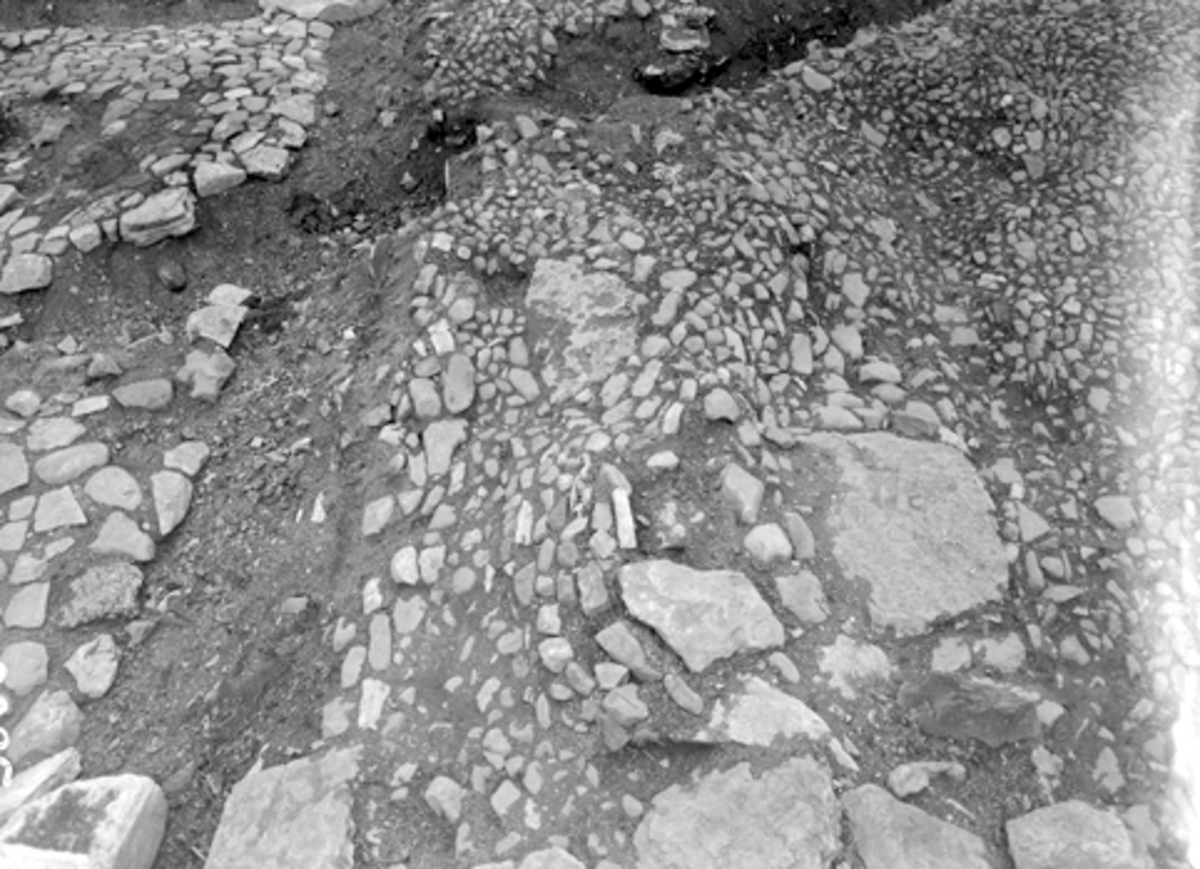 Anno Domkirkeodden, Arkeologiske undersøkelser i Hamar bispegård, Hamar, Domkirkeodden 1956. Brolegging i sydøstre del av borggården, vest for bygningsrestene Q og R. HKR. 300