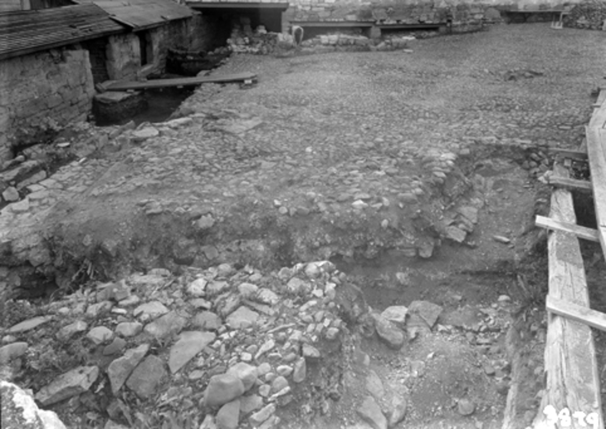 Normann Fotoatelier, Arkeologiske undersøkelser i Hamar bispegård, Domkirkeodden, 1955. Broleggingen syd i borggården, nord for sydfløyen P.