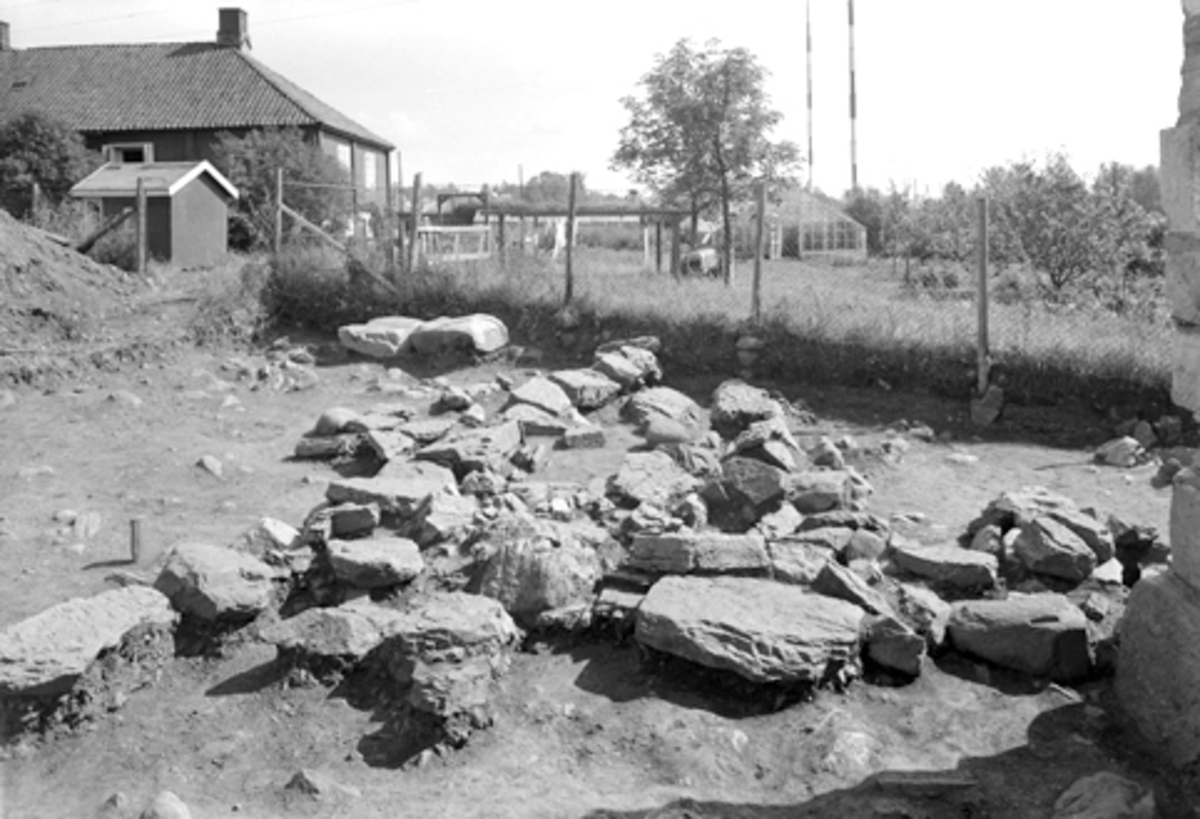 Normann Fotoatelier, Arkeologiske undersøkelser i Hamar bispegård, Domkirkeodden, Hamar 1959. Murer i terrenget øst og nordøst for Storhamarlåvens sydfløy.HKR. 300.