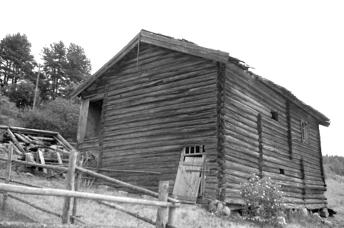 Toralv Bleken-Nilssen, FALLEFERDIG TOETASJES TØMMERHUS, GARDSBYGNING, UTHUS, STOR-SANDEN, DÆLI, BRØTTUM i Ringsaker, EKSTR. FOTO: TORALV BLEKEN NILSSEN, 1959.