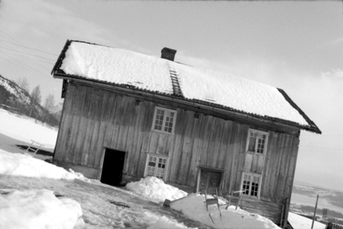 Toralv Bleken-Nilssen, SVEEN I VELDRE, Ringsaker. FOTO: TORALV BLEKEN NILSSEN, 1960. Nytt tak "bekostet af Ole Sveen Aar 1877".