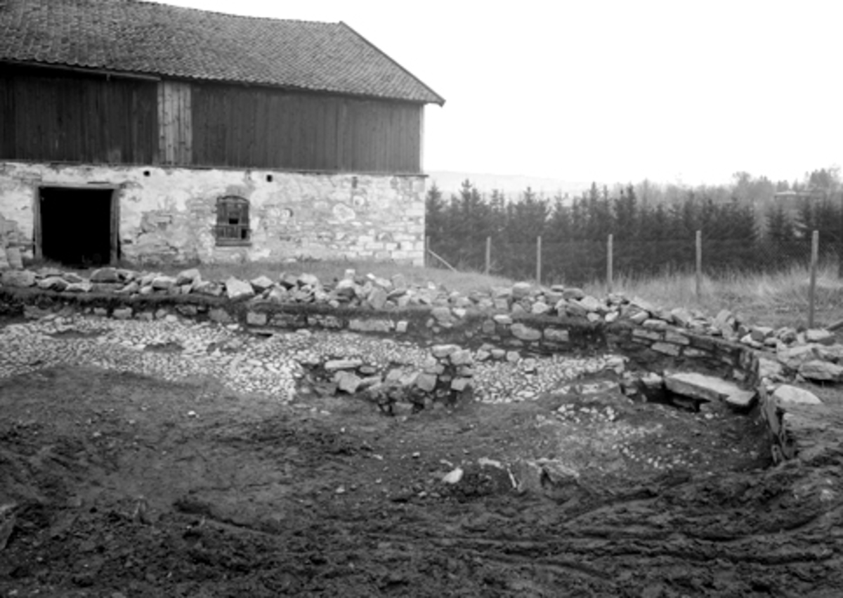 Normann Fotoatelier, Arkeologiske undersøkelser i Hamar bispegård, Domkirkeodden, Hamar 1949. Nordøstre del av borggården. Nordre del av østre ringmur og brønnen inn mot ringmuren.