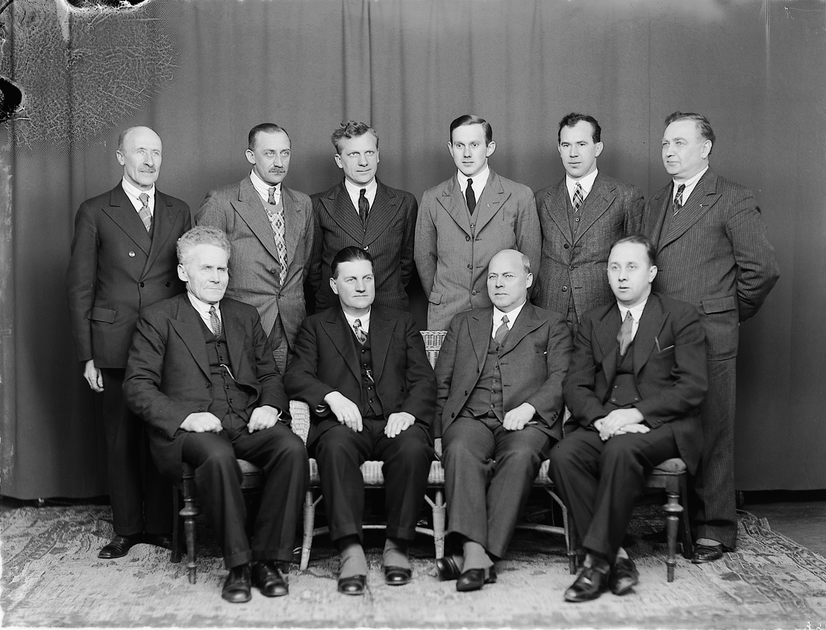 Christian Grundseth, HAMAR ARBEIDERBLAD. GRUPPE 10 MENN. STYRET. Foran f.v.: Knud Kristiansen, Sigurd Pedersen, Fr. Kristian Monsen, Chr. Morseth. Bak f.v.: Karl Amundsen, Karl Petersen, Håkon Hoff, Hans Smedbold, Leiv Hegstad, Ole Mæhlum. Kilde: Solbakken, Evald: Hamar Arbeiderblad gjennom 25 år : trekk av Arbeiderpar…