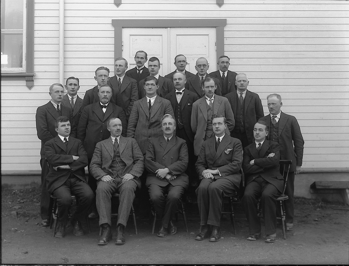 Christian Grundseth, Furnes Herredstyre 1935 - 1937. Kommunestyre, stor gruppe menn. Formannskapet sittende foran. Fra venstre: Rolf Blakstad, P. Johannessen, Ordfører Karl Gålås, Varaordfører K. Lundby, og O Hovde. Stående fra venstre: Asbjørn Arnkværn, R. Mühlbradt, Johs Hove, O. O. Bratberg, Olav Dobloug, Hans Nybor…