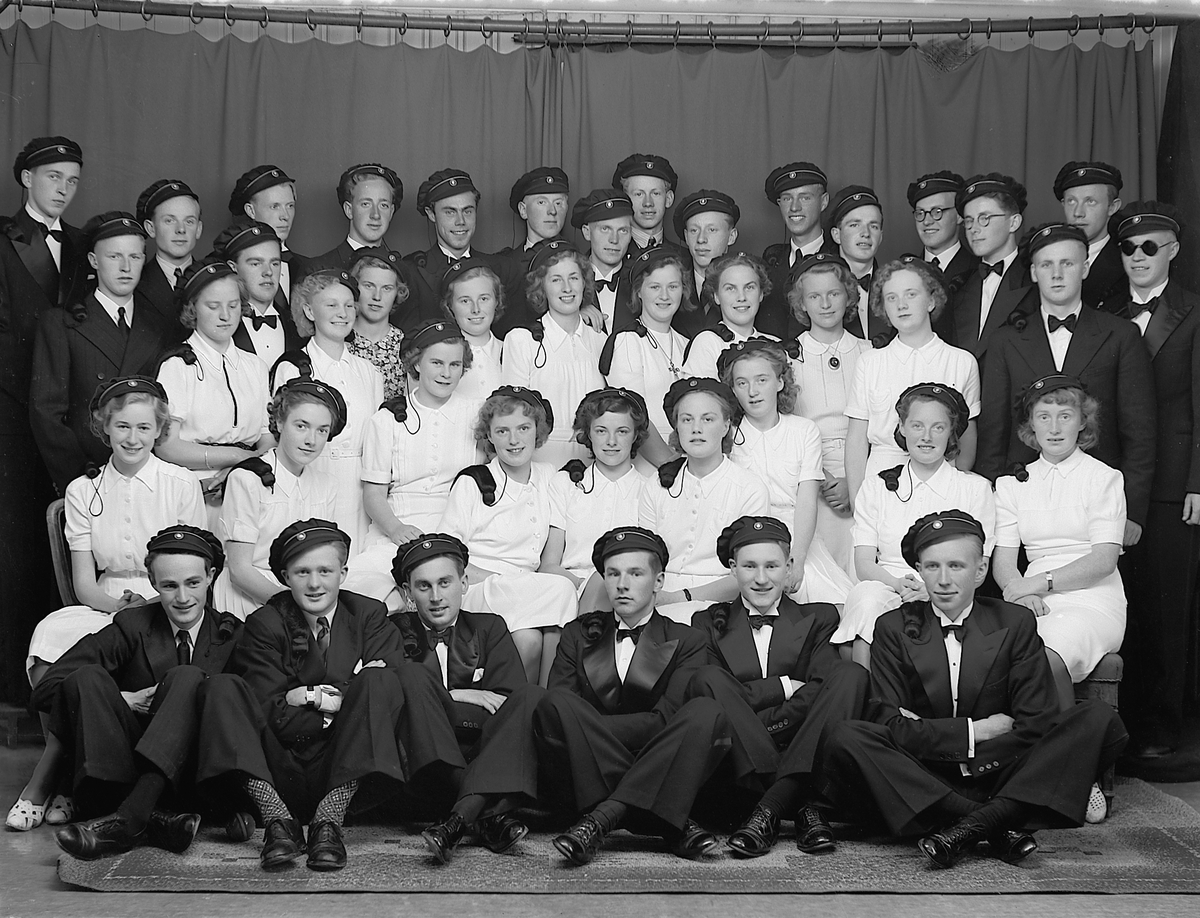 Christian Grundseth, HAMAR KATEDRALSKOLE. STUDENTER. GRUPPE KVINNER OG MENN, FESTKLEDD MED STUDENTLUER.