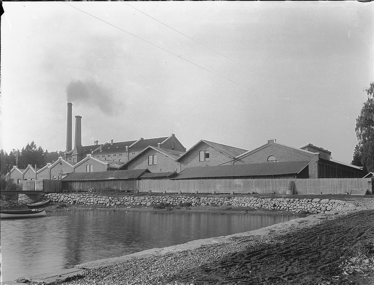Christian Grundseth, KAPP MELKEFABRIKK, KAPP, ØSTRE TOTEN, FOTO 1937. Eksteriør, fabrikk, industri, fabrikkpipe.
