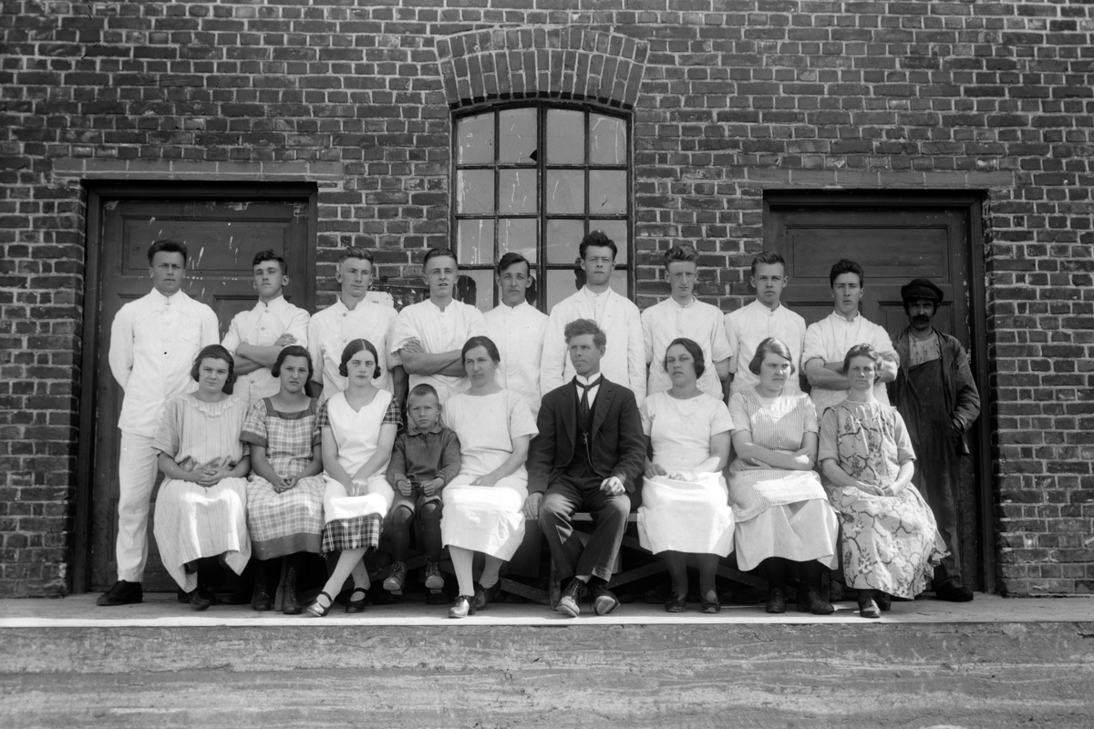 Christian Grundseth, LØTEN MEIERI. GRUPPE ANSATTE. KVINNER OG MENN. ARBEIDERE. Arbeidsstokken ved Løiten Meieri ca 1930. Sammen med meieribestyrer Andres Haslestad. Han var bestyrer i fra 1923 frem til 1953.