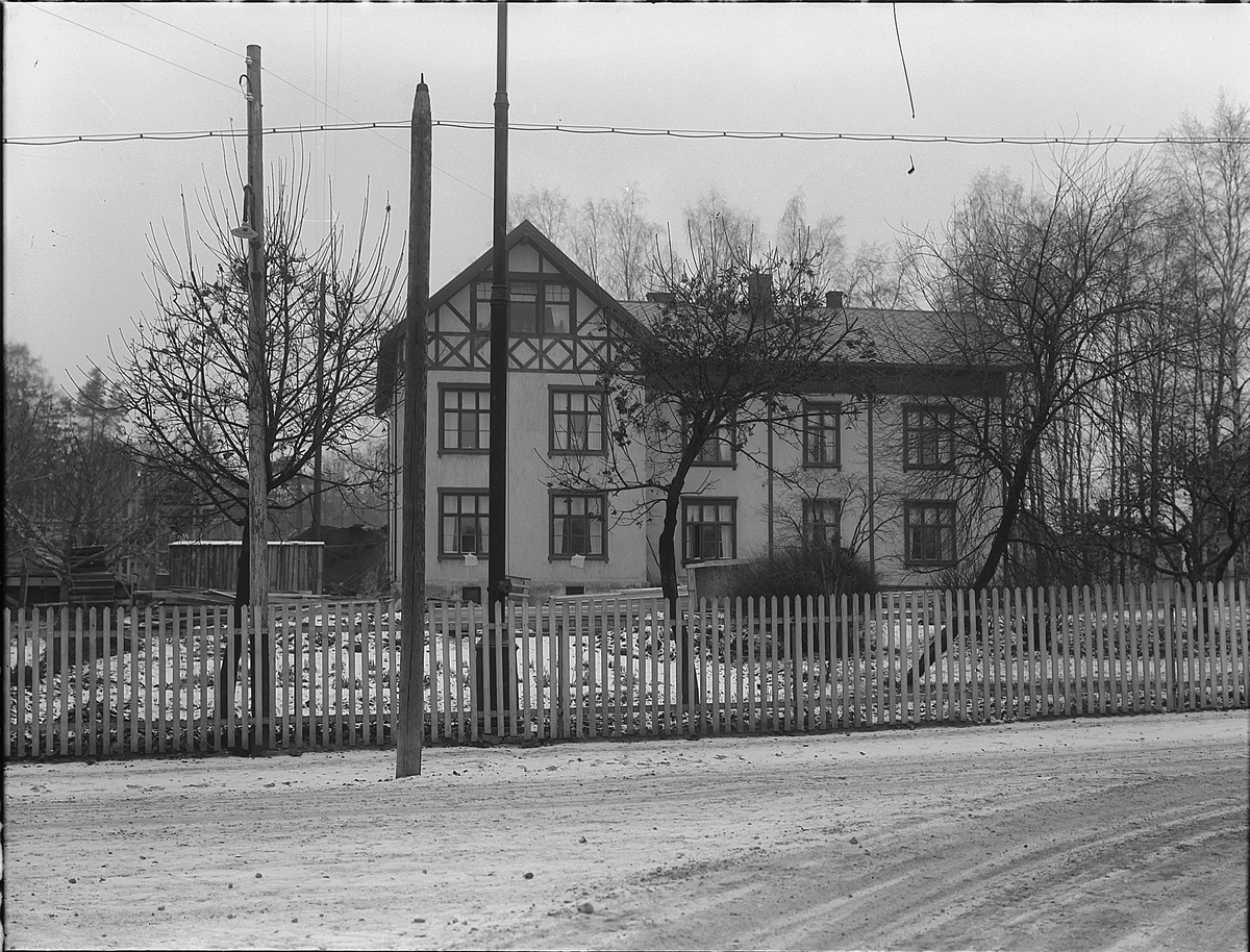 Christian Grundseth, Eksteriør: Det gamle Hamar sykehus sto ferdig i 1880 og hadde 16 sengeplasser, den høyre delen av huset på bildet. Fløyen vendt mot fotografen ble påbygd i 1907.