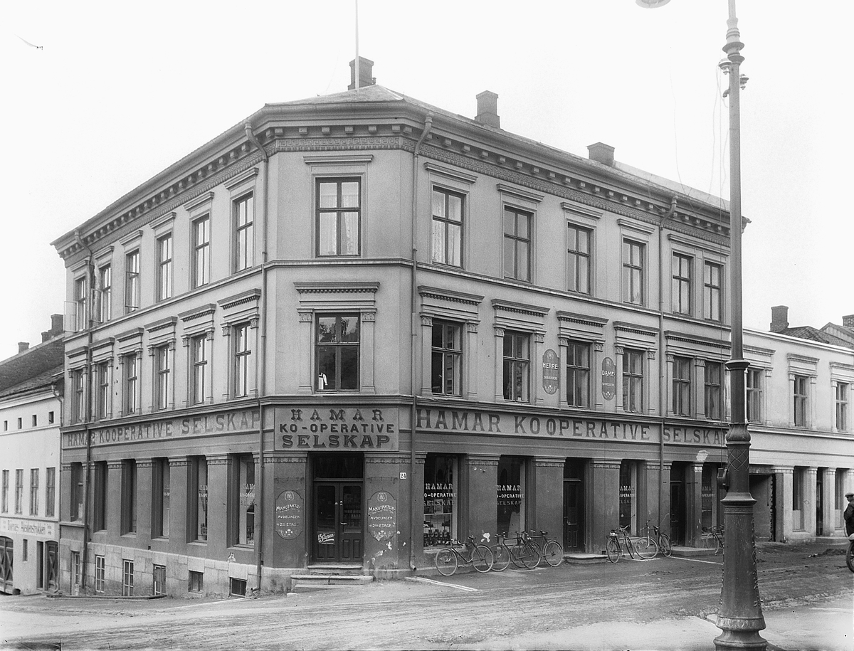 Christian Grundseth, Hamar Kooperative Selskap fra 1899. Samvirkelag. Torggata 52. Eksteriør.