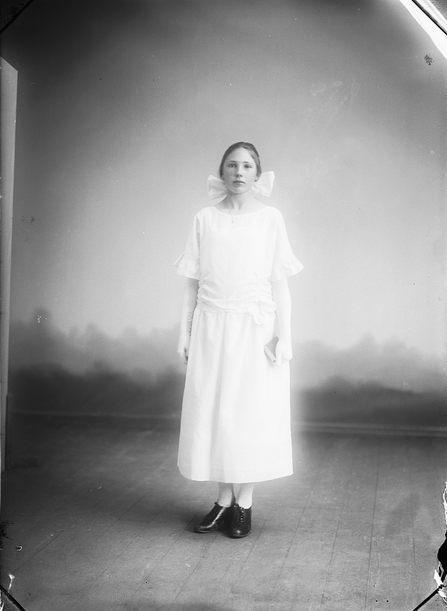 Martin Finborud, NORA GÅLÅS. KONFIRMANT. HELFIGUR. HVIT KJOLE.