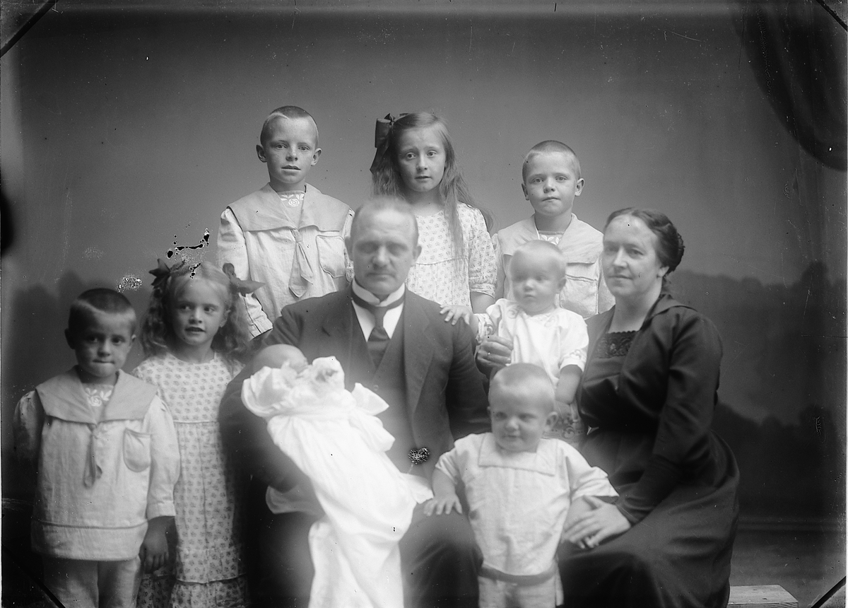 Martin Finborud, FAMILIEGRUPPE 10, LÆRER LIENG MED KONE OG ÅTTE BARN, NES, Ringsaker.