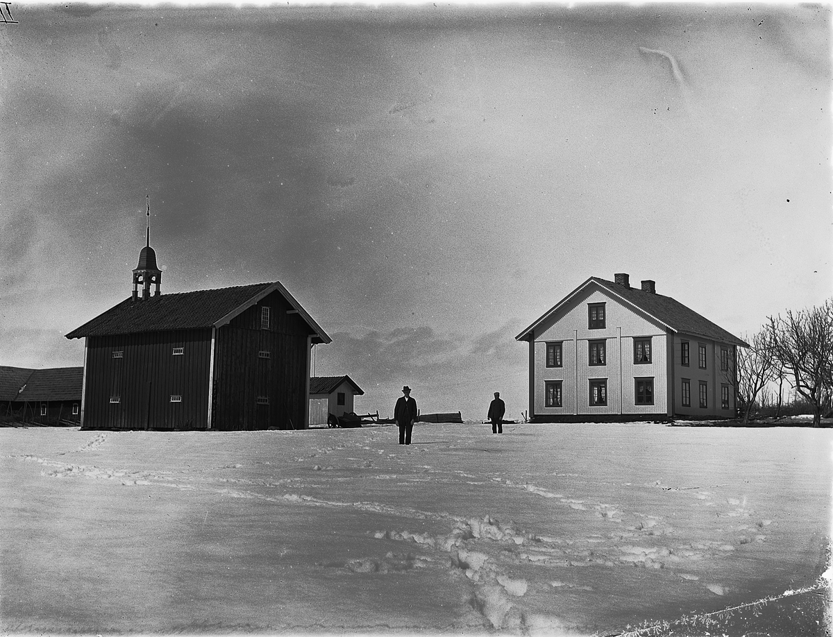 Martin Finborud, VESTRE AMB GARD, RINGSAKER. STABBUR. HOVEDBYGNING. VINTER. TO MENN.