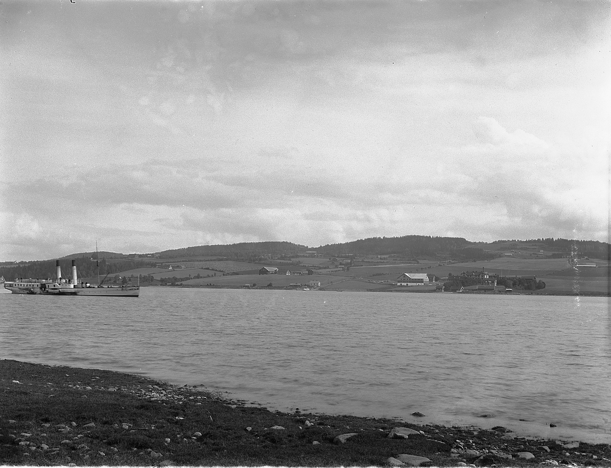 Martin Finborud, Mjøsbåten D/S Kong Oscar i Nessundet, Mjøsa. Mjøslandskap med Helgøya, gårdsbebyggelse, Sund gård, Toftes gave.