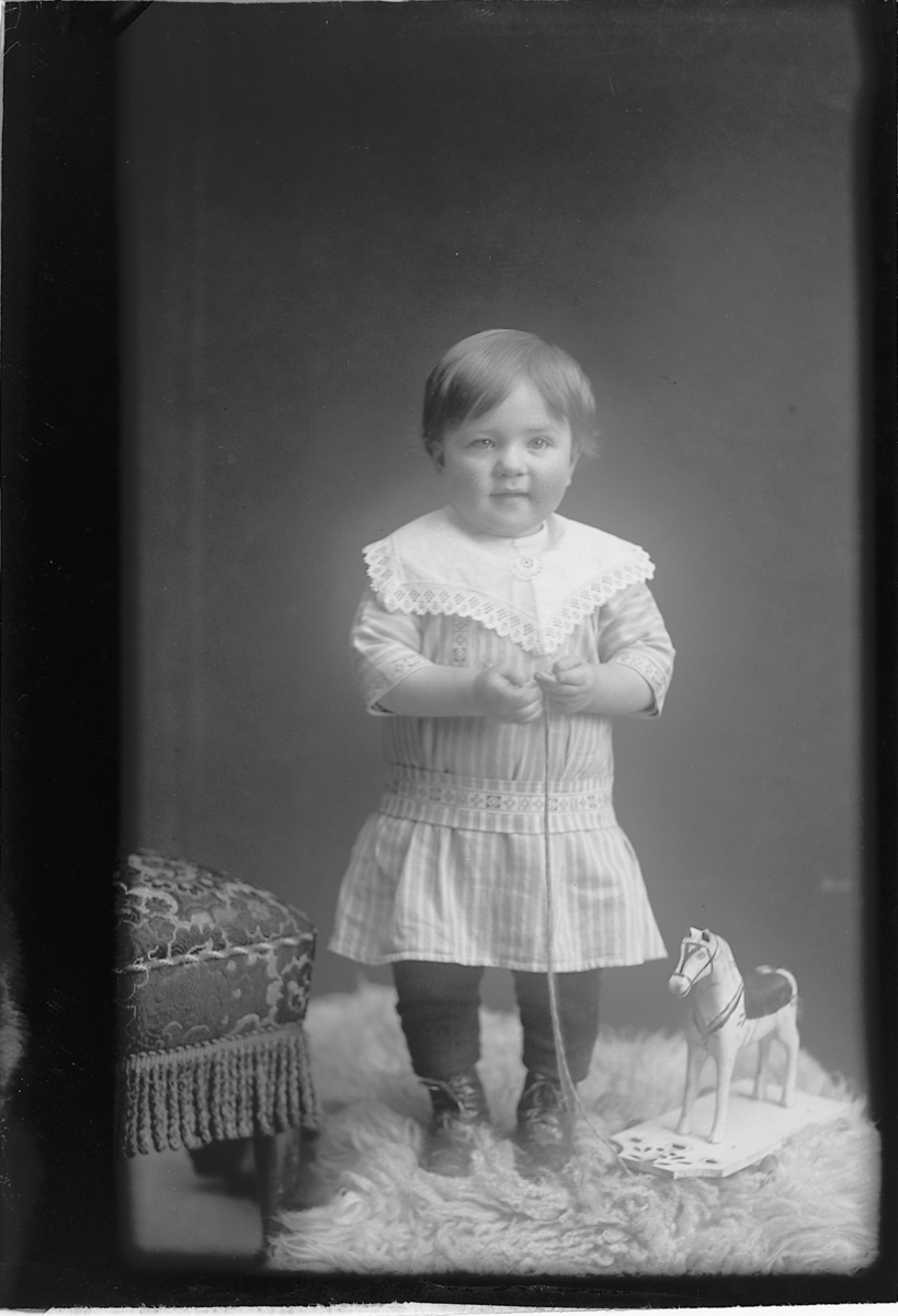 Martin Finborud, Thorleif Paul Nikolai Knatterud f.1912, Nes, Hedmark. Barn med lekehest.