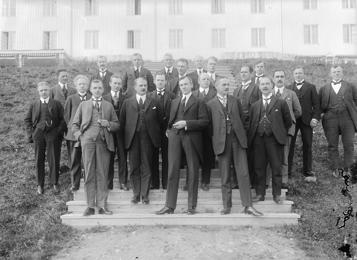 Oscar Løberg, NORGES BARBER OG FRISØRFORBUNDS LANDSMØTE PÅ HØSBJØR PINSEN 1923. 1 REKKE F. V. B. JÆGER, STAVANGER, LANGHOLEN, KRISTIANIA, FORMANN K. C. JOHANNESEN, KRISTIANIA, ENDRESEN, BERGEN, I. CHRISTOFFERSEN, TRONDHEIM. 2 REKKE F. V. I. C. JENSEN, HAMAR, O. B. KNUDSEN, BERGEN, A. ELLINGSEN, STAVANGER, BRØSET…
