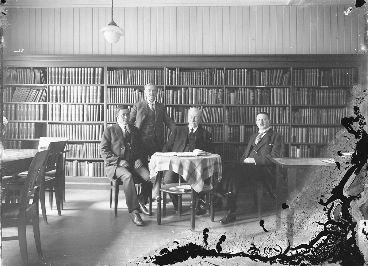 Oscar Løberg, UKJENT GRUPPE 4 MENN I BIBLIOTEK. Hamar. Nr. 3 f. v. skoleinspektør Sandvig.