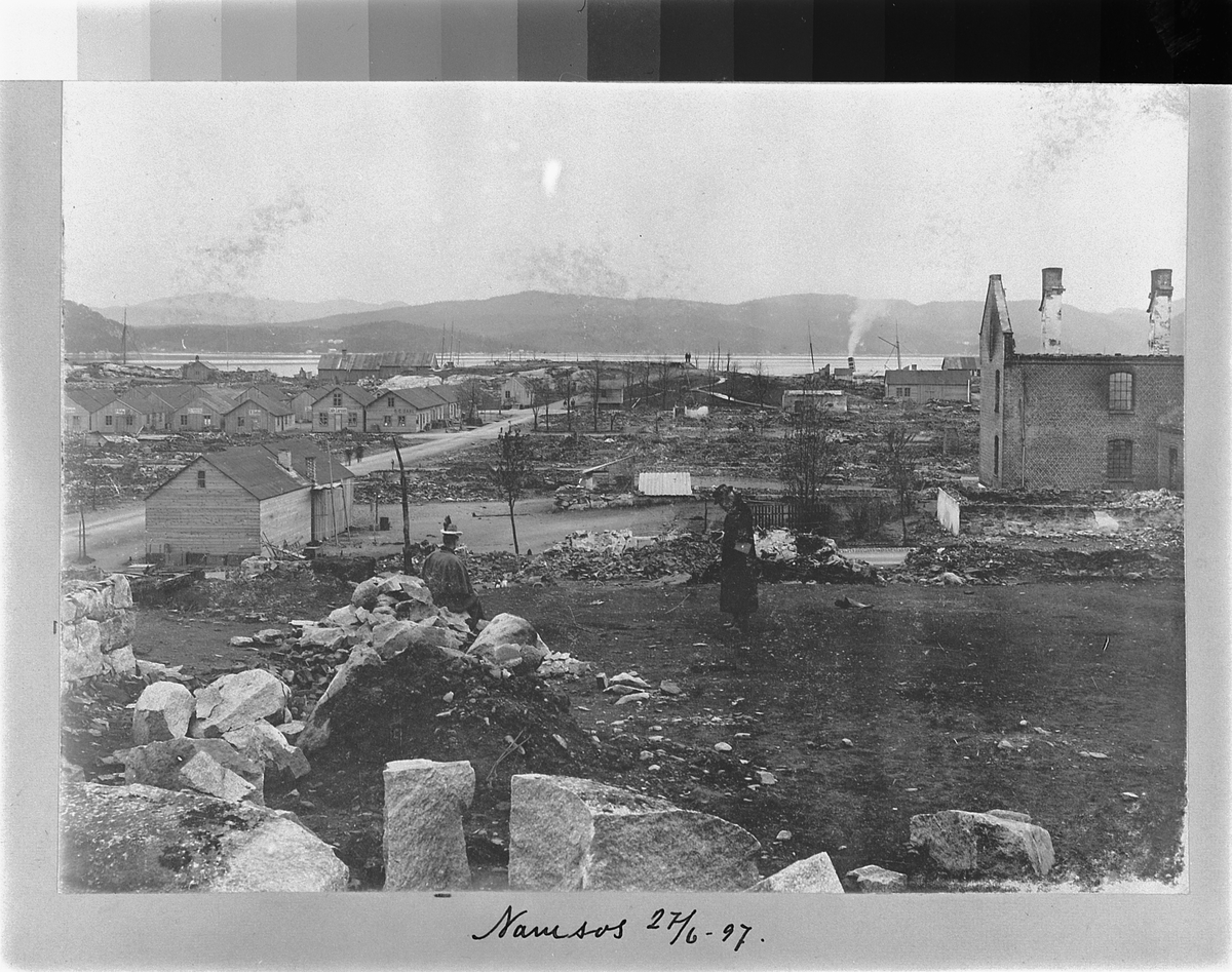Johan Albert Steen, NAMSOS. OVERSIKT ETTER BRANN I 1897. Nedbrent hus til høyre.