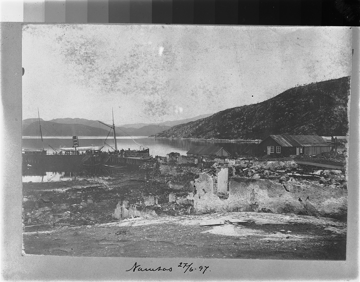 Johan Albert Steen, NAMSOS. OVERSIKT ETTER BRANN I 1897. BÅT VED BRYGGA.