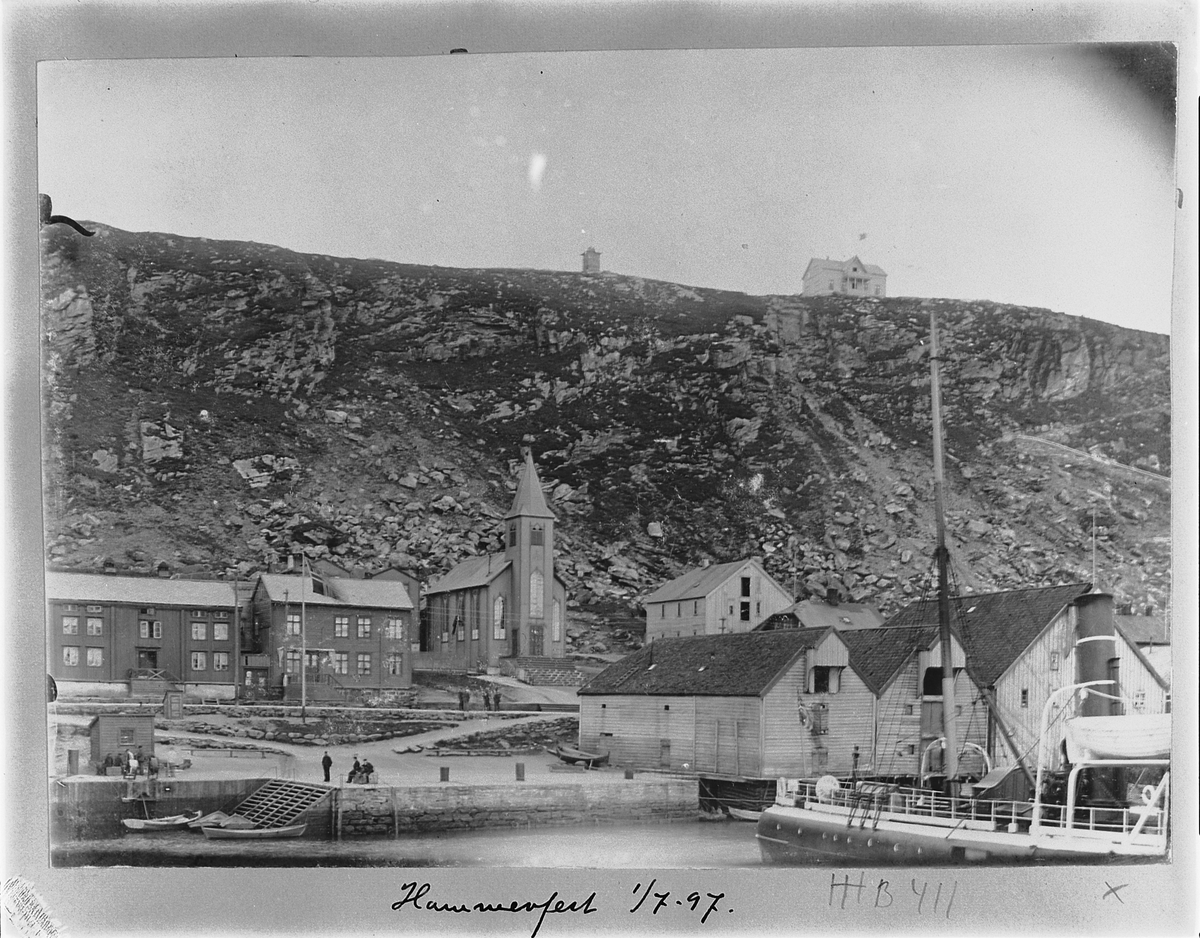 Johan Albert Steen, HAMMERFEST. SETT FRA SJØEN. HUS, KIRKE, BÅT.