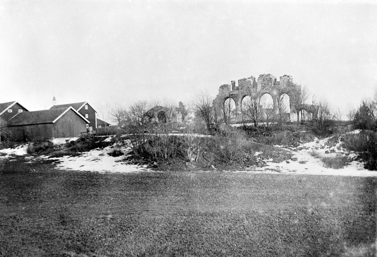 Johan Albert Steen, Domkirkeruinen sett fra nord, t.v. stabbur og vognskjul under Storhamar gård. Hedmarksmuseet.
