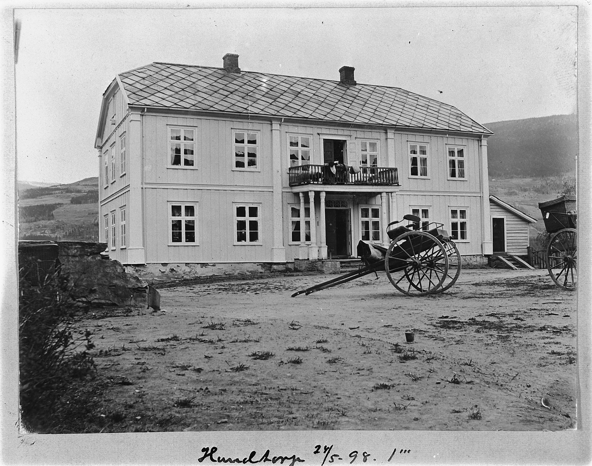 Johan Albert Steen, HUNDORP GARD i Sør-Fron. KJERRER PÅ TUNET.