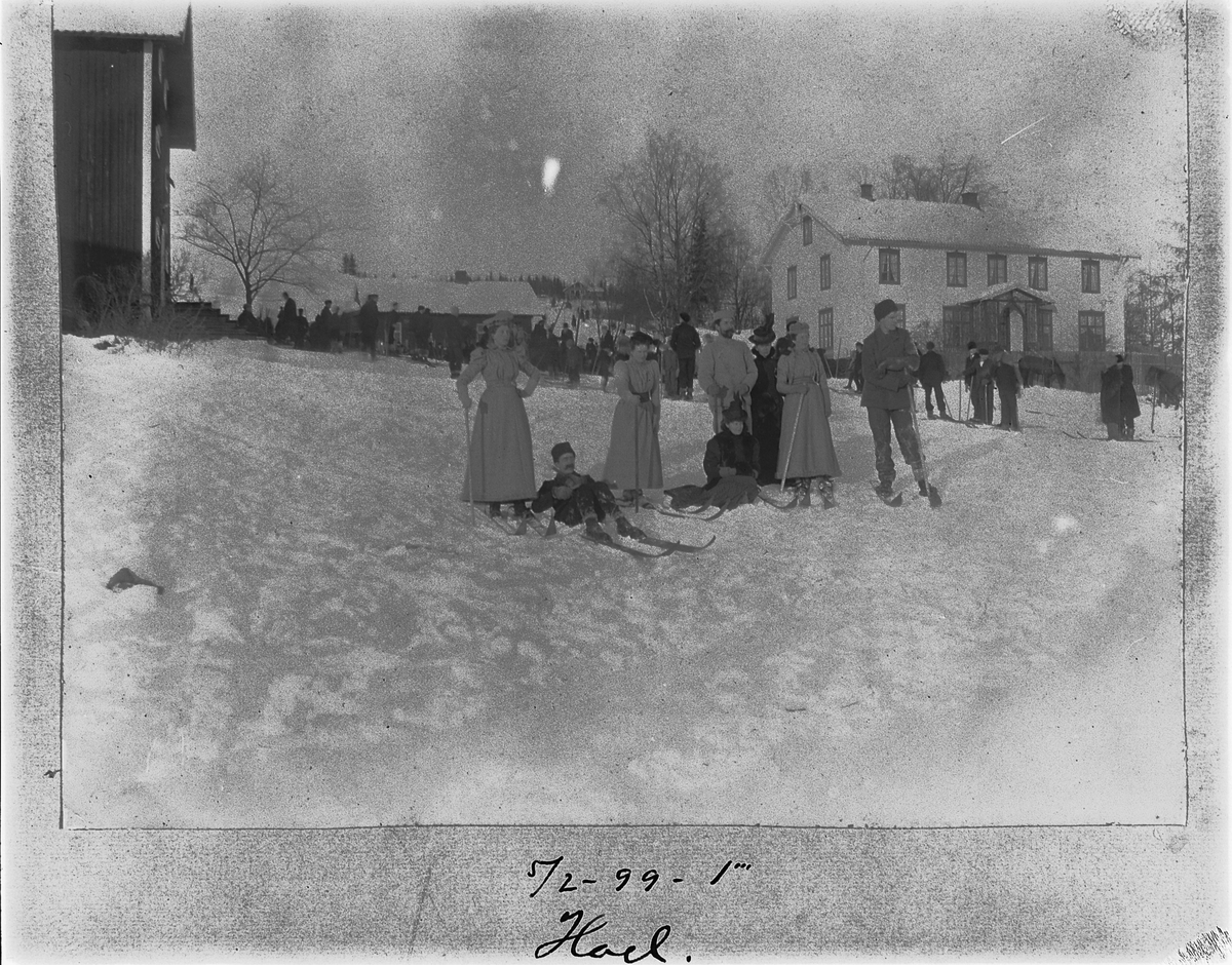 Johan Albert Steen, HOEL GARD. HAMAR. SKIRENN. FOLK OPPSTILT I SKIUTSTYR. HOVEDBYGNINGEN TIL HØGRE.