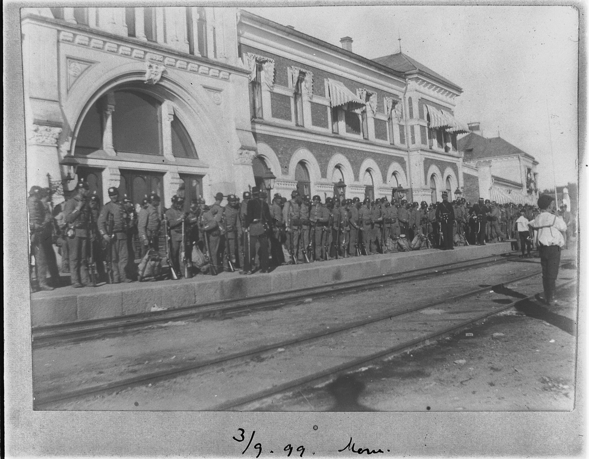 Johan Albert Steen, HAMAR JERNBANESTASJON, MILITÆRE, SOLDATER OPPSTILT FORAN STASJONSBYGNINGEN. 3-9-1899.