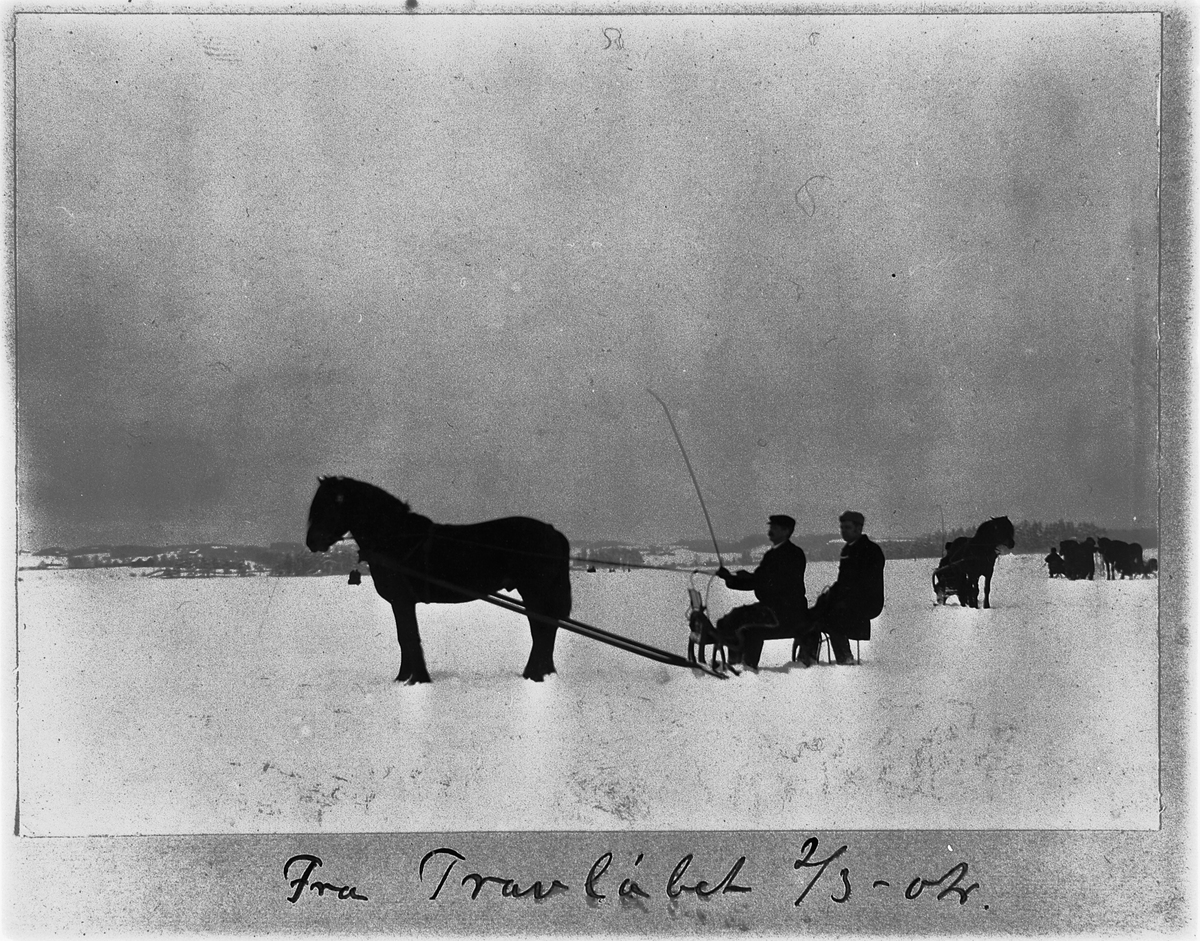 Johan Albert Steen, TRAVLØP PÅ MJØSISEN, HESTER, KUSKER, SLEDE, PISK. 2-3-1902. HAMAR OG OMEGN TRAVSELSKAP ARRANGERTE HVERT ÅR TRAVLØP PÅ MJØSA FØRSTE SØNDAG I MARS.