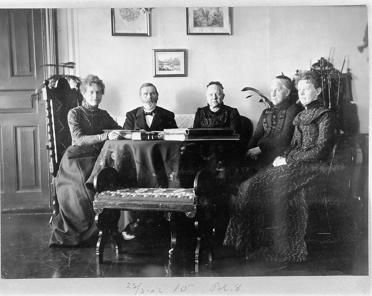 Johan Albert Steen, GRUPPE 5, UKJENTE KVINNER, MANN, INTERIØR, UKJENT STED. 27-3-1902