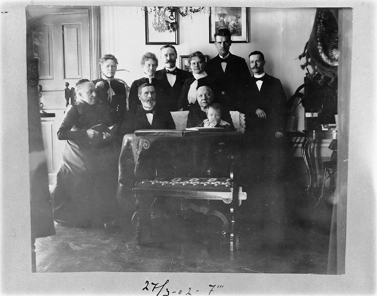 Johan Albert Steen, GRUPPE 10, UKJENTE KVINNER, MANN, BARN, INTERIØR, UKJENT STED. 27-3-1902.