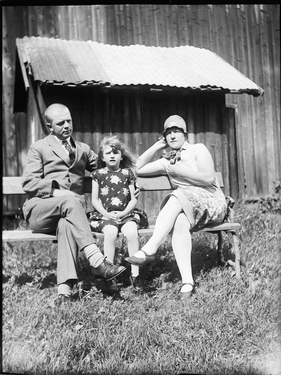 Ole M Martinsen, Ukjent familie. Mor, far og barn.