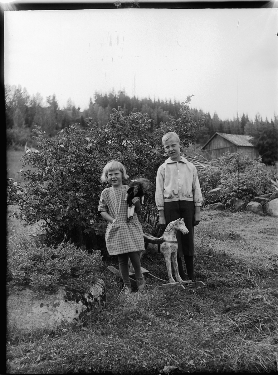 Ole M Martinsen, Ukjent jente og gutt med dokke og gyngehest.