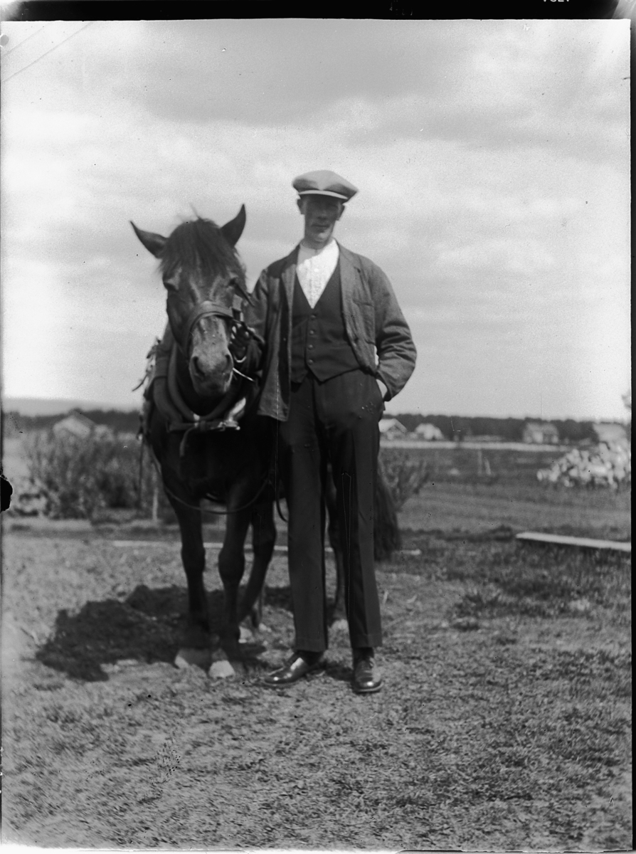 Ole M Martinsen, Ukjent mann med hest.