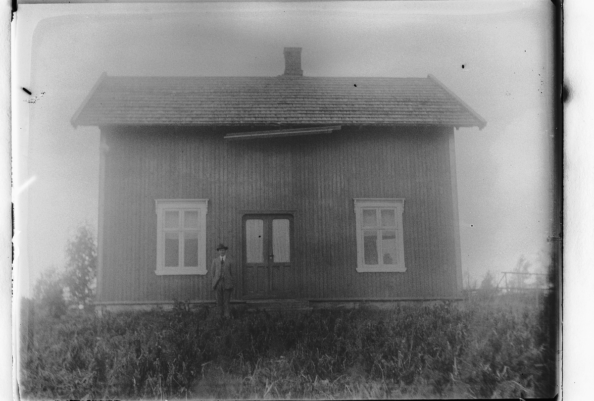 Ole M Martinsen, Ukjent mann foran ukjent hus.